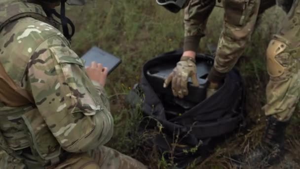 Batedores Ucranianos Com Drone Vão Uma Missão Guerra Ucrânia Direção — Vídeo de Stock