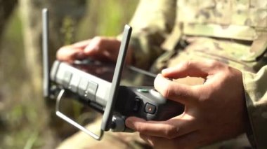 Ukraynalı izciler bir İHA 'nın yardımıyla düşmanın pozisyonunu arıyorlar. Ukrayna 'da savaş. NATO askerleri. Donetsk yönü