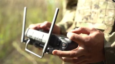 Ukraynalı izciler bir İHA 'nın yardımıyla düşmanın pozisyonunu arıyorlar. Ukrayna 'da savaş. NATO askerleri. Donetsk yönü