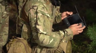 Ukraynalı izciler bir İHA 'nın yardımıyla düşmanın pozisyonunu arıyorlar. Ukrayna 'da savaş. NATO askerleri. Donetsk yönü