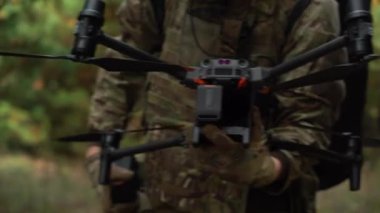 Ukraynalı izciler bir İHA 'nın yardımıyla düşmanın pozisyonunu arıyorlar. Ukrayna 'da savaş. NATO askerleri. Donetsk yönü