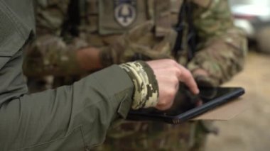 Ukraynalı izciler bir İHA 'nın yardımıyla düşmanın pozisyonunu arıyorlar. Ukrayna 'da savaş. NATO askerleri. Donetsk yönü