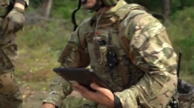 Ukraynalı izciler bir İHA 'nın yardımıyla düşmanın pozisyonunu arıyorlar. Ukrayna 'da savaş. NATO askerleri. Donetsk yönü