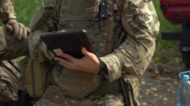 Ukraynalı izciler bir İHA 'nın yardımıyla düşmanın pozisyonunu arıyorlar. Ukrayna 'da savaş. NATO askerleri. Donetsk yönü