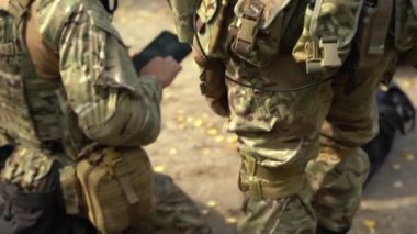 Komutan, Ukrayna ordusuna tabletle ilgili görevler veriyor. Ukrayna 'da savaş. NATO askerleri.