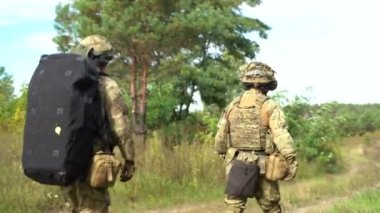 Ukraynalı izciler bir İHA 'nın yardımıyla düşmanın pozisyonunu arıyorlar. Ukrayna 'da savaş. NATO askerleri. Donetsk yönü