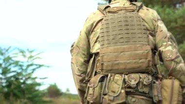 Ukraynalı izciler bir İHA 'nın yardımıyla düşmanın pozisyonunu arıyorlar. Ukrayna 'da savaş. NATO askerleri. Donetsk yönü