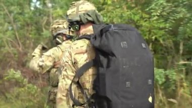 Ukraynalı izciler bir İHA 'nın yardımıyla düşmanın pozisyonunu arıyorlar. Ukrayna 'da savaş. NATO askerleri. Donetsk yönü