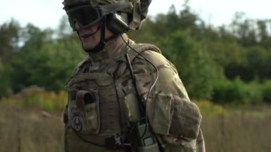 Ukraynalı izciler bir İHA 'nın yardımıyla düşmanın pozisyonunu arıyorlar. Ukrayna 'da savaş. NATO askerleri. Donetsk yönü
