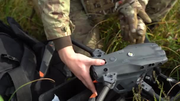 Ουκρανός Αξιωματικός Πληροφοριών Ετοιμάζει Ένα Drone Για Την Εκτόξευση Πόλεμος — Αρχείο Βίντεο