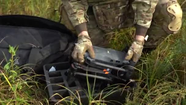 Ukrainischer Geheimdienstoffizier Mit Drohne Läuft Durch Den Wald Krieg Der — Stockvideo
