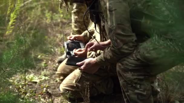 Офіцер Української Розвідки Дроном Прогулюється Лісом Війна Україні Війська Нато — стокове відео