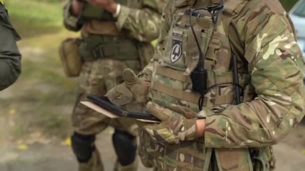 Der Kommandeur Erteilt Dem Ukrainischen Militär Aufgaben Auf Dem Tablet — Stockvideo