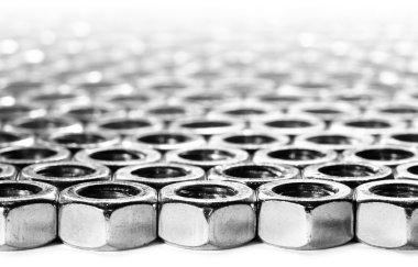 Beyaz bir yüzeye döşeme vida somun