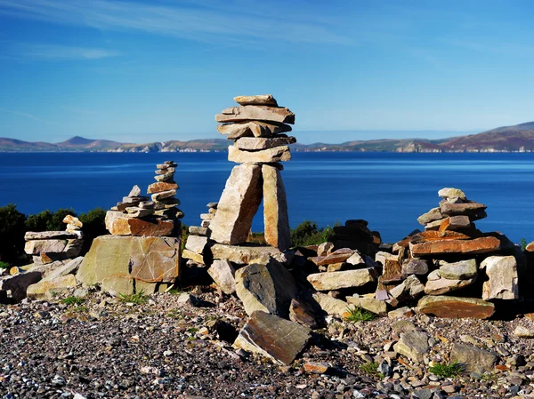 Traditionelle Steinhaufen an den Ufern der Atlantikküste — Stockfoto
