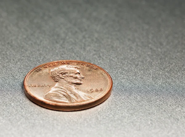 1 dólar centavo com Lincoln em uma placa de liga — Fotografia de Stock