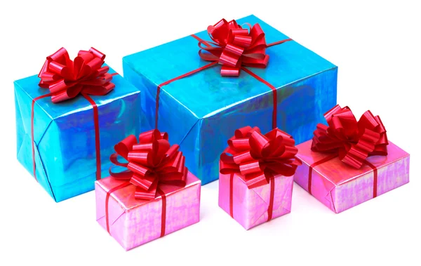 Różowy i turkusowy niebieski prezenty związane z czerwone łuki — Zdjęcie stockowe
