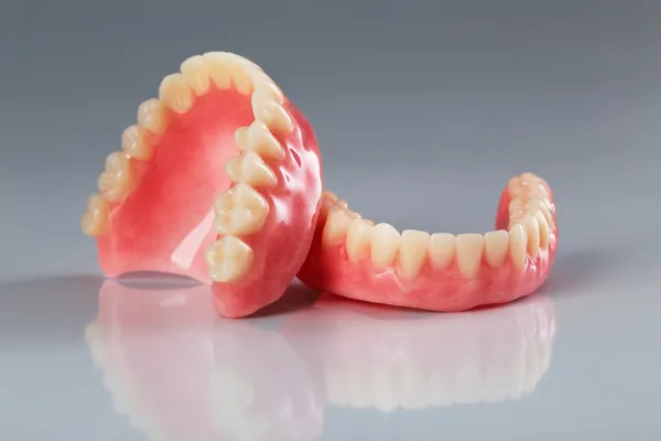 Um conjunto de dentaduras — Fotografia de Stock