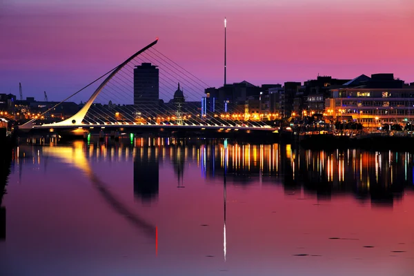 North bank of the river Liffey at Dublin City Center at night — Stock Photo, Image