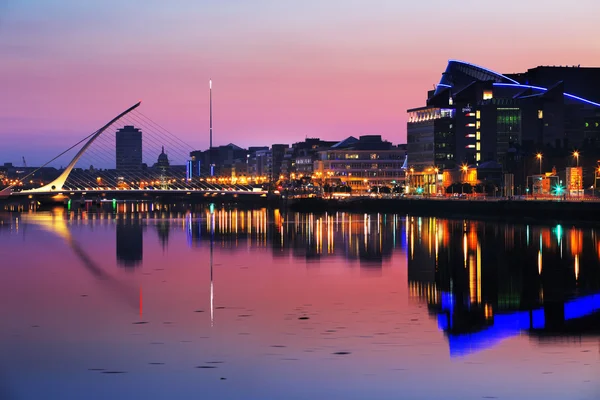 North bank of the river Liffey at Dublin City Center at night — Stock Photo, Image