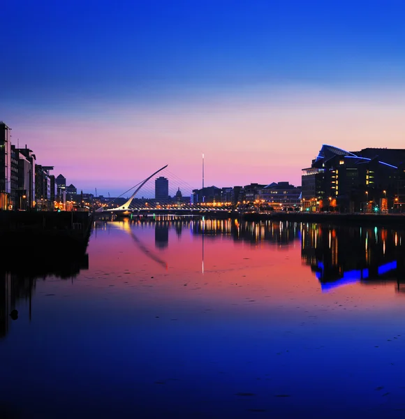 Margem norte do rio Liffey no centro da cidade de Dublin à noite — Fotografia de Stock