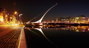 gece görüş samuel beckett bridge dublin şehir merkezinde