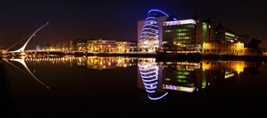 Samuel Beckett'ın Köprüsü ve dublin şehir merkezinde liffey Nehri