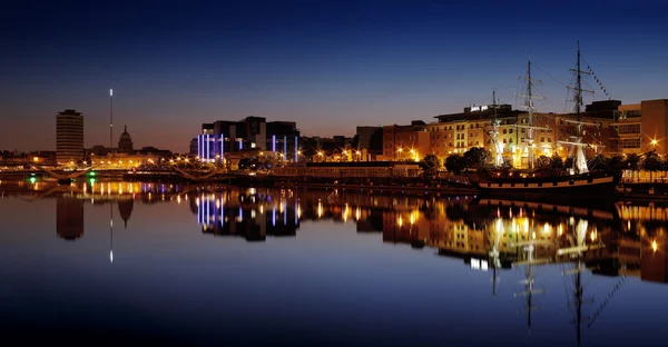 North bank of the river Liffey at Dublin City Center at night — Stock Photo, Image