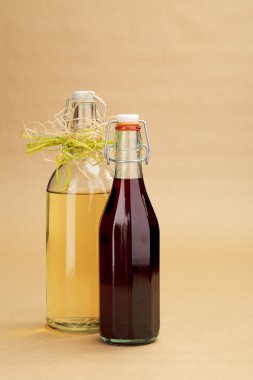 Klasik bir şişe içinde ev yapımı kırmızı ve beyaz şaraplar