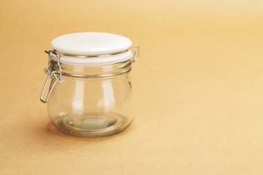 kapalı bir beyaz kapak ile boş bir kavanoz
