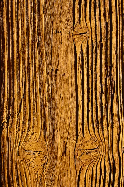 Imagen de cerca de una antigua casa de madera con pintura pelada — Foto de Stock