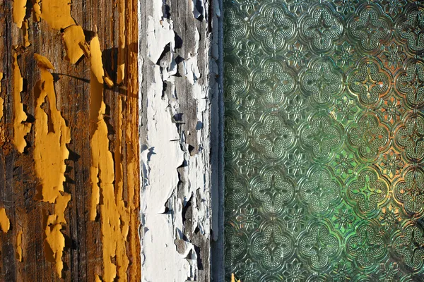 塗料や古い装飾の窓からすをオフ ピーリングと古い木造住宅窓 — ストック写真