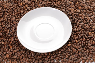 kahve tarafından çevrili beyaz tabak