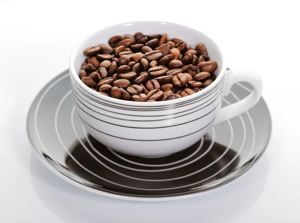En kopp full av kaffebönor — Stockfoto