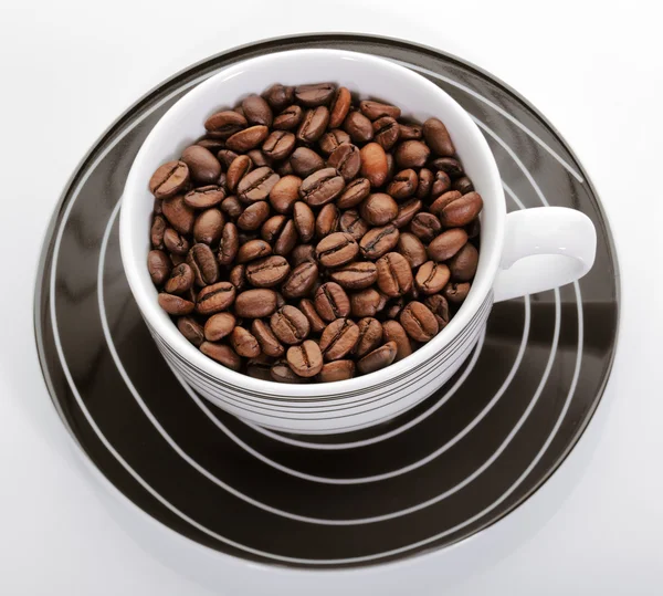 En kopp full av kaffebönor — Stockfoto