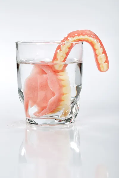 bir bardak su içinde takma bir dizi