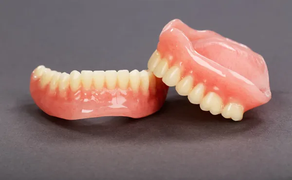 Um conjunto de dentaduras — Fotografia de Stock