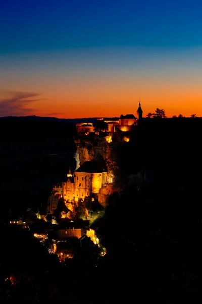 Il villaggio di Rocamadour in Francia con il famoso monastero di notte — Foto Stock