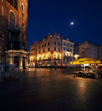 Krakow, Polonya pazarı Meydanı gece görünümü