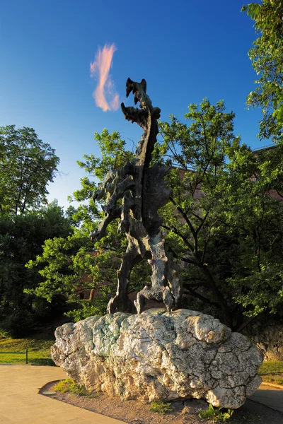 El Dragón de Wawel Hill junto al Castillo de Wawel en Cracovia, Polonia —  Fotos de Stock