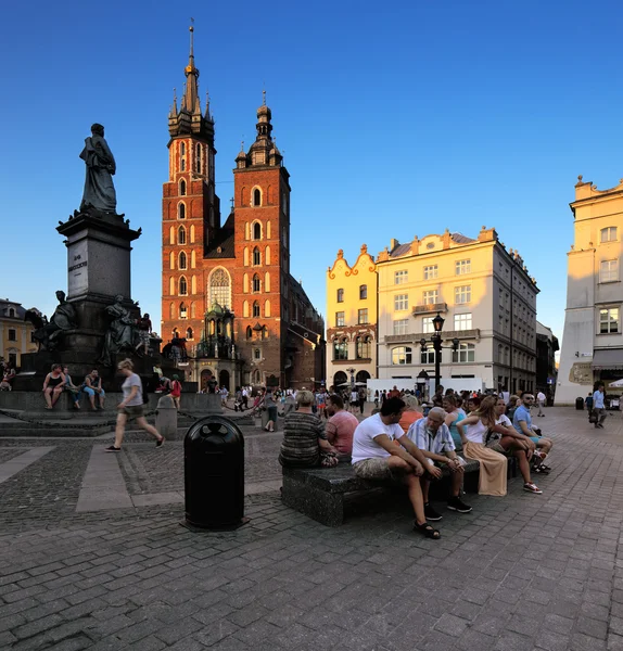 Večerní pohled z tržního náměstí v Krakově, Polsko — Stock fotografie