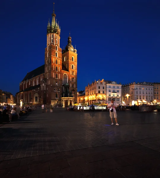 Pemandangan malam Alun-Alun Pasar di Krakow, Polandia — Stok Foto