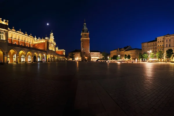 Noční pohled na náměstí s trhem v Krakově, Polsko — Stock fotografie