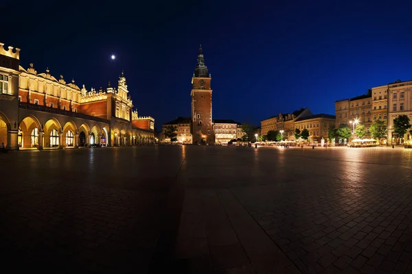 En natt syn på torget i krakow, Polen — Stockfoto