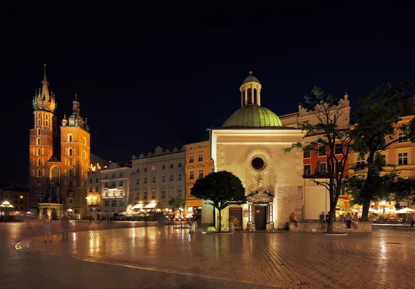Νυχτερινή θέα την πλατεία της αγοράς στην Κρακοβία, Πολωνία — Φωτογραφία Αρχείου
