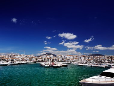 Lüks Yatlar ve motorlu teknelerin puerto banus Marina Marbella, İspanya