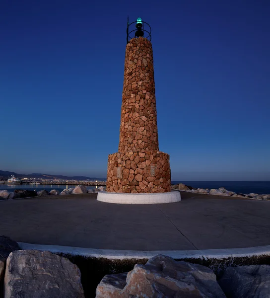 Latarnia na końcu falochronu w puerto banus w Marbella, Malaga, Południowa Hiszpania w nocy. — Zdjęcie stockowe