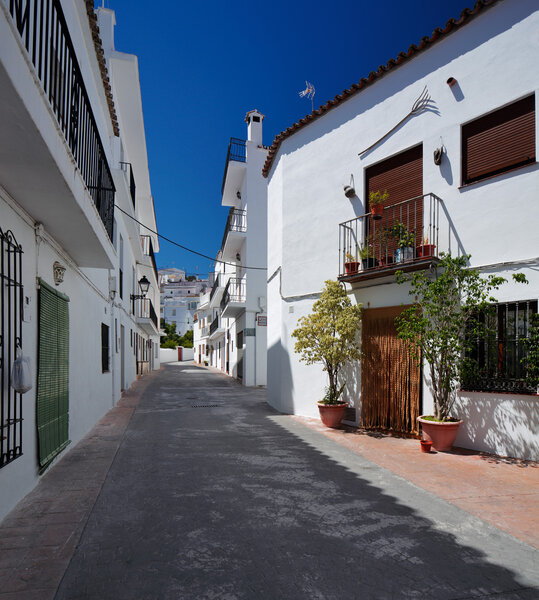 Istan is a beautiful town in the Malaga province in Andalusia, Southern Spain. It lies beneath the Sierra Blanca in the valley of the Rio Verde about 15 km to the northwest from Marbella