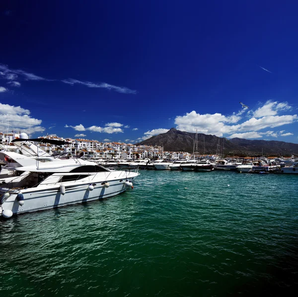 Яхты и моторные лодки класса люкс в Puerto Banus marina в Marbella, Испания — стоковое фото
