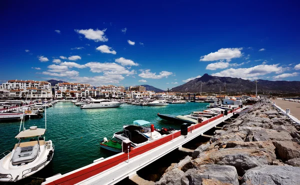 Iates de luxo e barcos a motor em Puerto Banus marina em Marbella, Espanha — Fotografia de Stock